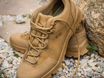 Кросівки жіночі